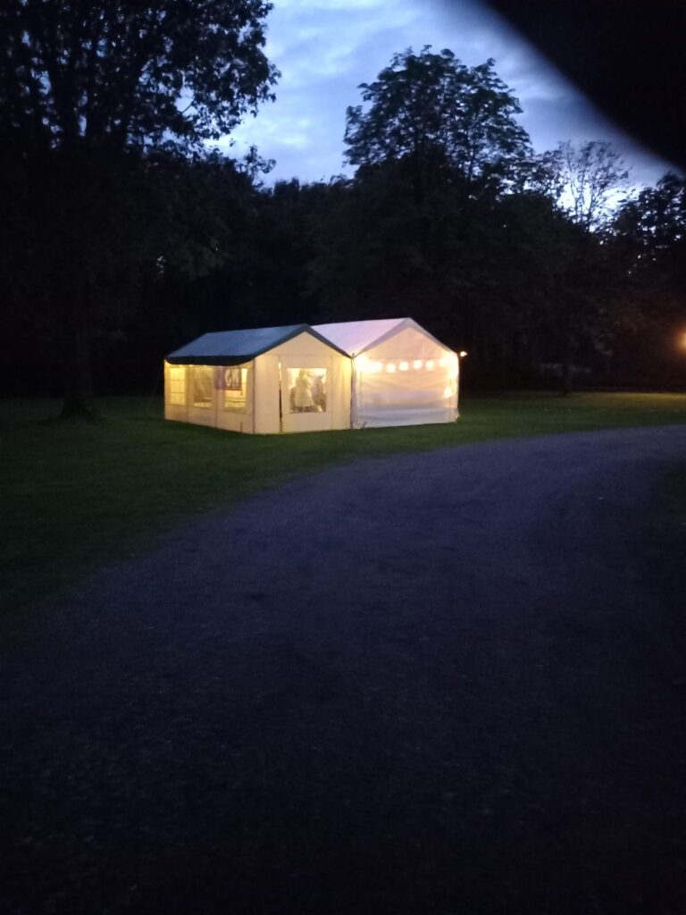 nsu tent in het donker